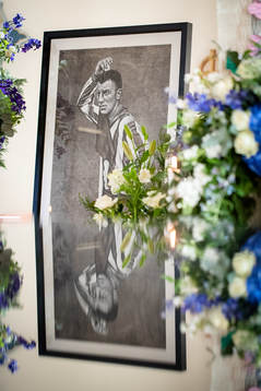 Blomsterarrangemang och hälsningar samlade vid ett
