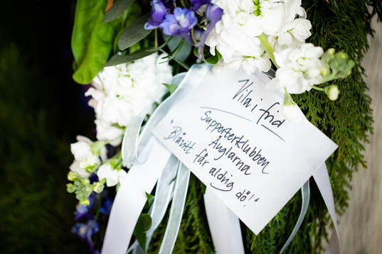 Blomsterarrangemang och hälsningar från supporterklubben
