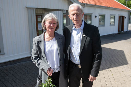 Donald Niklasson med hustru Lena Svärdström på väg in