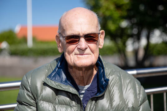 Gunro Lindberg på väg in till en minnesstund för Bertil