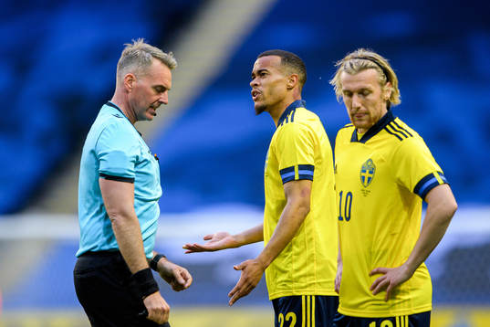Referee Jakob Kehlet, Robin Quaison and Emil Forsberg of