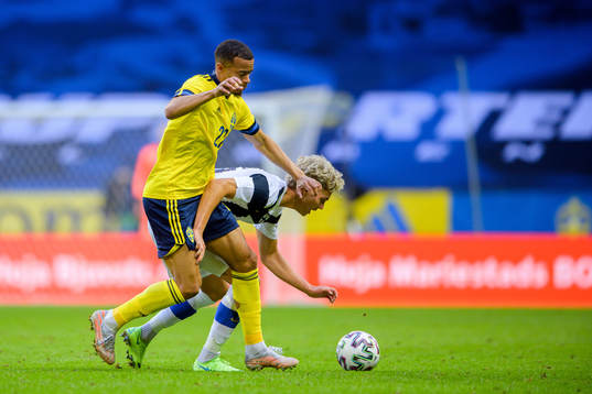 Robin Quaison of Sweden and Daniel O´Shaughnessy of Finland