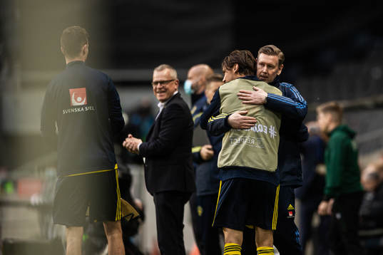Assistant coach Peter Wettergren of Sweden and Albin Ekdal