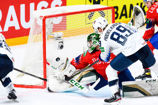 Conor Garland of USA  scores the 0-1 goal behind goalkeeper