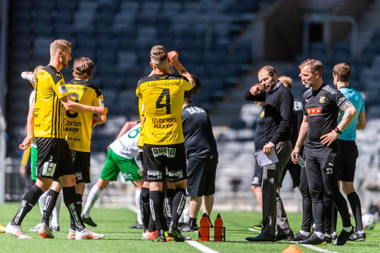 Häckens tränare Andreas Alm samlar spelarna