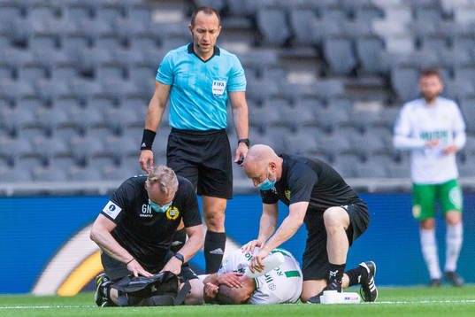 Hammarbys målvakt David Ousted får vård