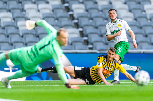 Hammarbys Astrit Selmani oroar framför Häckens målvakt
