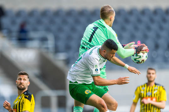 Hammarbys Astrit Selmani och Häckens målvakt Pontus