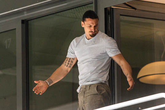 Zlatan Ibrahimovic reagerar från sin läktarplats