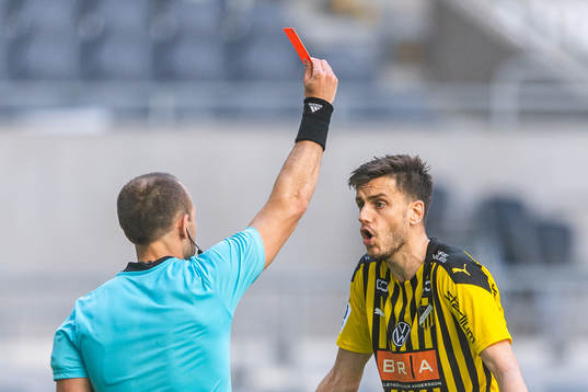 Domare Kaspar Sjöberg ger rött kort till Häckens
