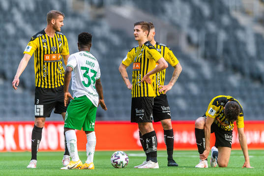 Hammarbys Akinkunmi Amoo ser Häckens Johan Hammar reagera