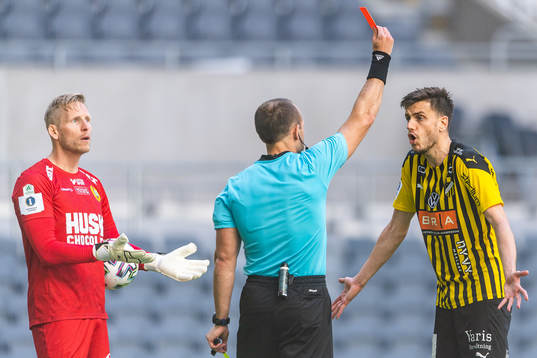 Hammarbys målvakt David Ousted ser domare Kaspar Sjöberg