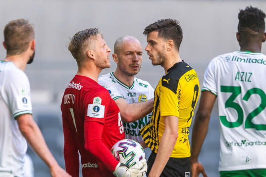Irriterat mellan Hammarbys målvakt David Ousted samt Jon