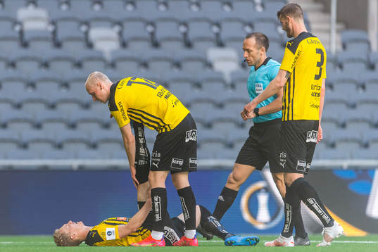 Häckens Gustav Berggren har kramp och får hjälp av