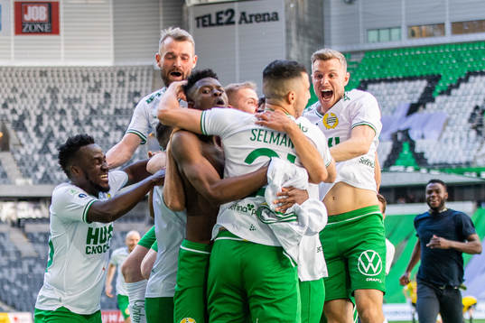 Hammarbys Astrit Selmani jublar med lagkamrater