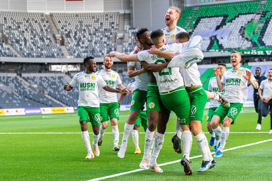 Hammarbys Astrit Selmani jublar med lagkamrater
