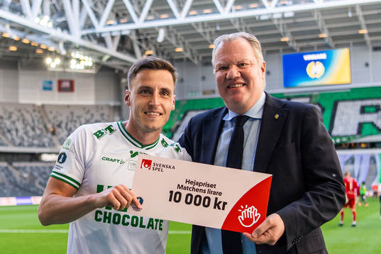 Hammarbys Jeppe Andersen tar emot en check som pris för