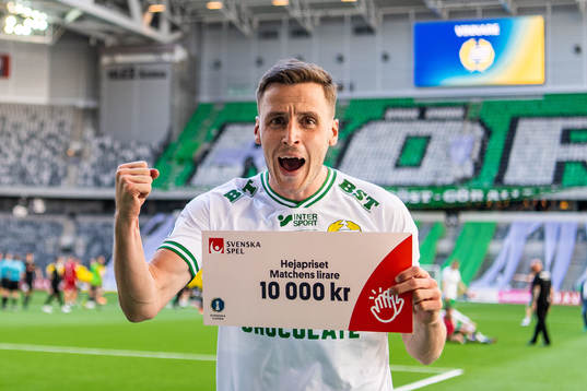 Hammarbys Jeppe Andersen jublar med en check som pris för