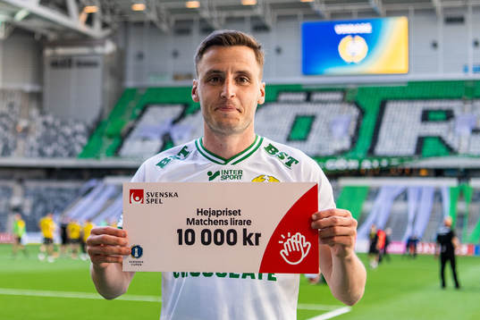 Hammarbys Jeppe Andersen med en check som pris för
