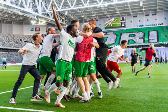 Hammarbys spelare jublar