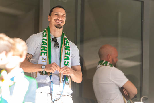 Zlatan Ibrahimovic med en halsduk med texten ”Svenska