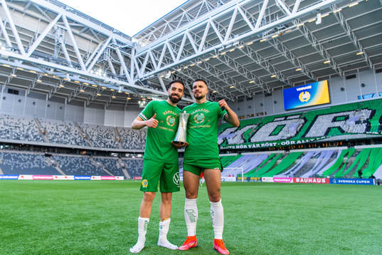 Hammarbys Abdul Khalili och Vladimir Rodic jublar med
