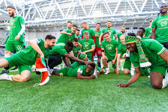 Hammarbys Akinkunmi Amoo och Jeppe Andersen jublar med