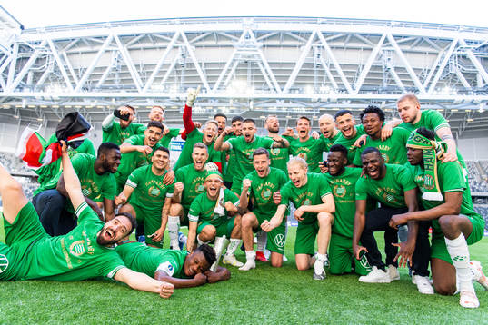 Hammarbys spelare jublar med pokalen