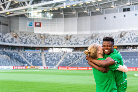 Hammarbys Akinkunmi Amoo och Gustav Ludwigson jublar