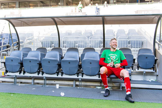 Hammarbys målvakt David Ousted jublar på avbytarbänken