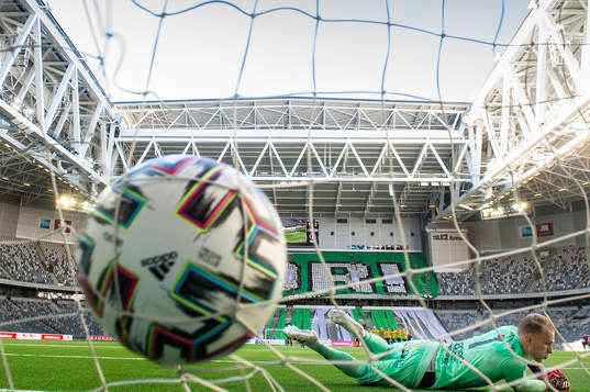 Häckens målvakt Pontus Dahlberg släpper in en straff