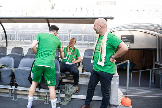 Hammarbys Abdul Khalili och sportchef Jesper Jansson jublar