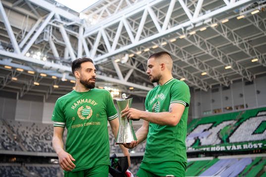 Hammarbys Abdul Khalili och Vladimir Rodic jublar med