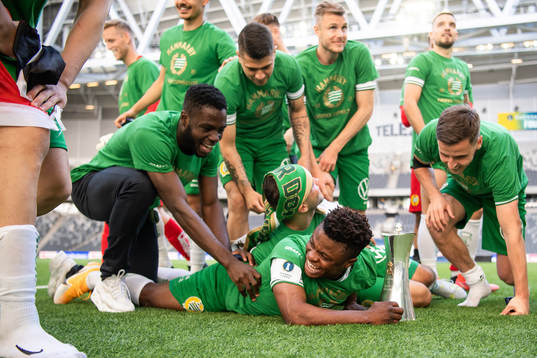 Hammarbys Akinkunmi Amoo jublar med pokalen