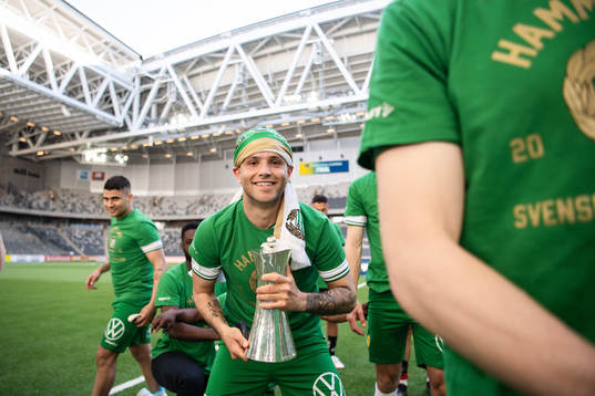 Hammarbys Mohanad Jeahze jublar med pokalen