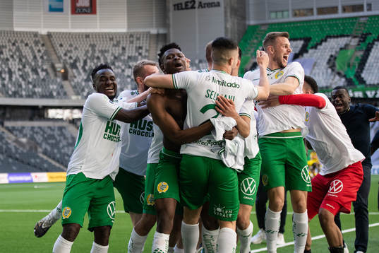 Hammarbys spelare jublar med Astrit Selmani