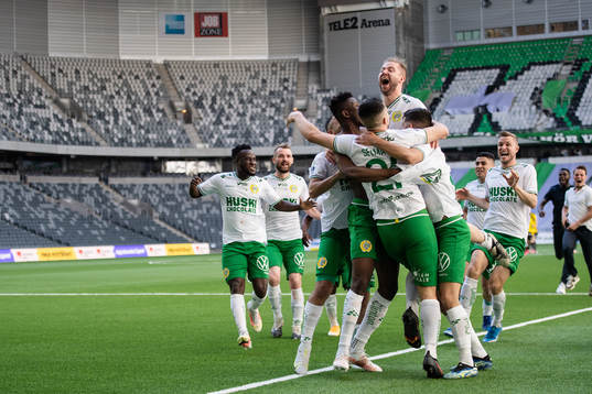 Hammarbys spelare jublar med Astrit Selmani