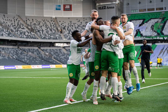 Hammarbys spelare jublar med Astrit Selmani