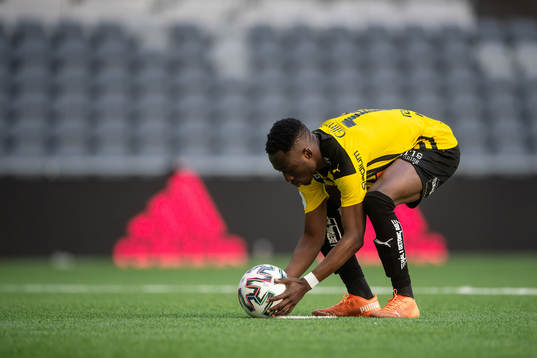Häckens Benie Adama Traore gör sig redo för sin straff