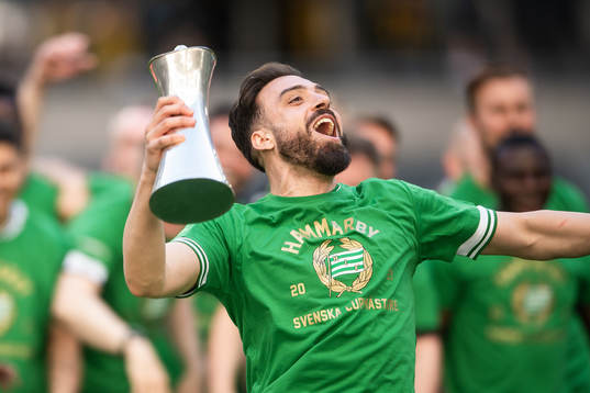 Hammarbys Abdul Khalili jublar med pokalen