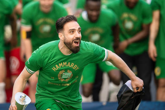 Hammarbys Abdul Khalili jublar med pokalen