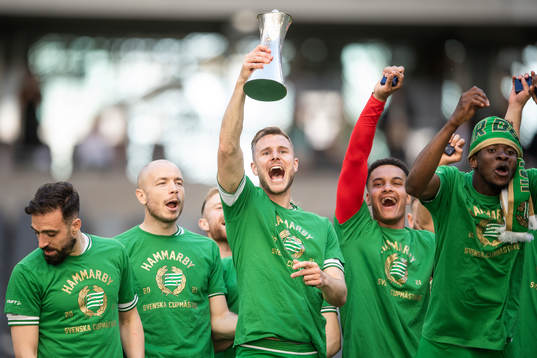 Hammarbys Richard Magyar jublar med pokalen