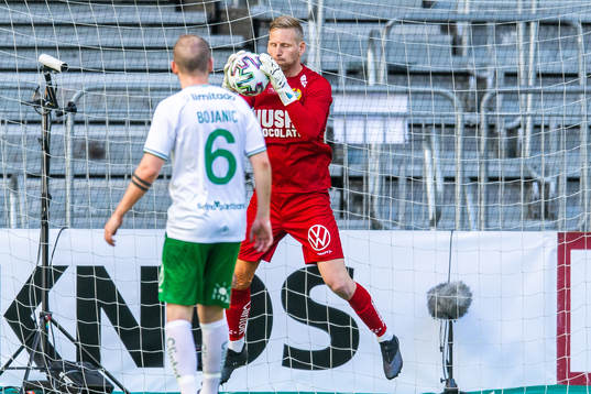 Hammarbys målvakt David Ousted räddar ett skott