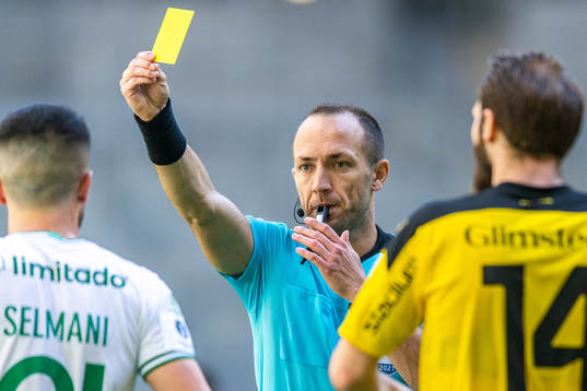 Hammarbys Astrit Selmani varnas av domare Kaspar Sjöberg