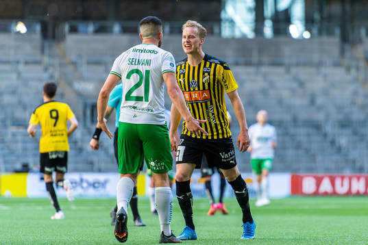 Irriterat mellan Hammarbys Astrit Selmani och Häckens