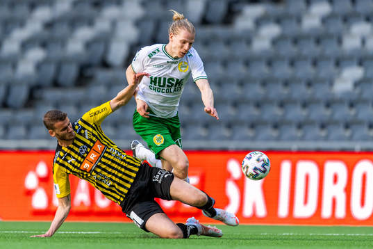Häckens Joona Toivio och Hammarbys Astrit Selmani i kamp