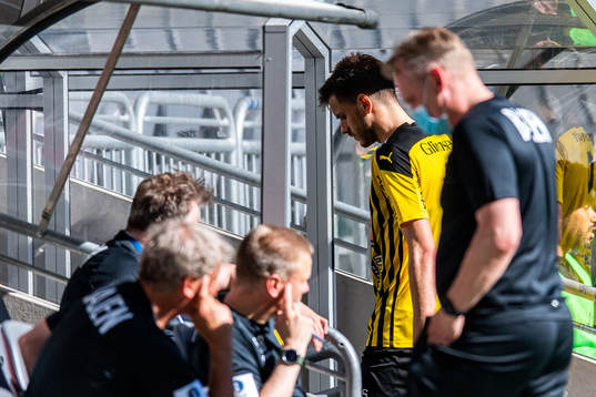 Häckens Alexander Jeremejeff går ner i spelartunneln