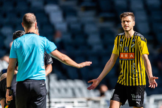 Häckens Alexander Jeremejeff reagerar mot domare