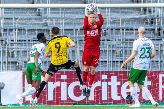 Hammarbys målvakt David Ousted räddar ett skott