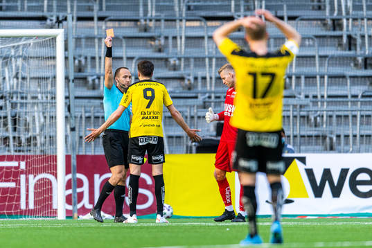 Domare Kaspar Sjöberg ger rött kort till Häckens